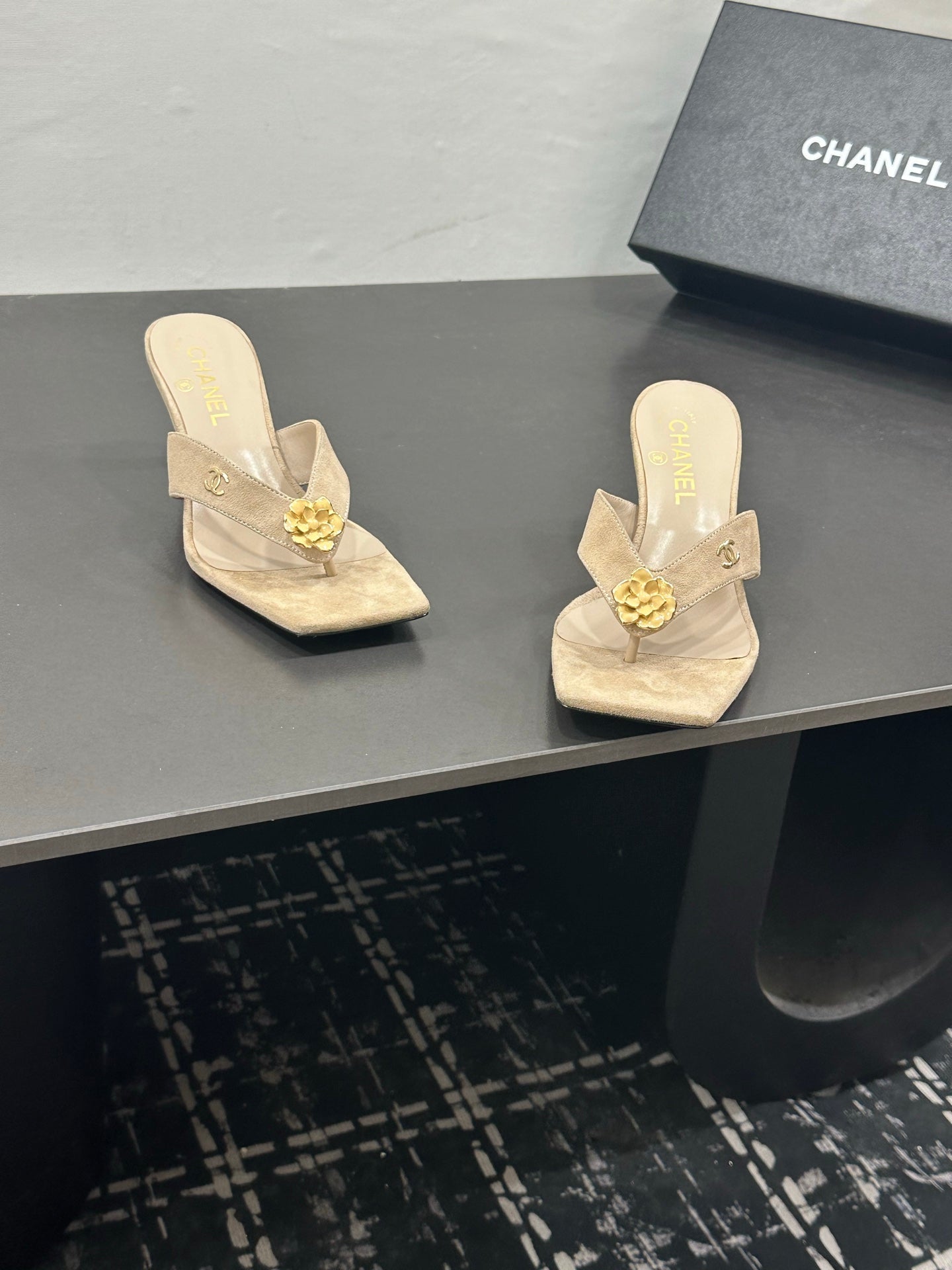CHANEL 26S HIGH-HEEL THONG SANDALS IN BEIGE SUEDE WITH FLOWER DETAIL