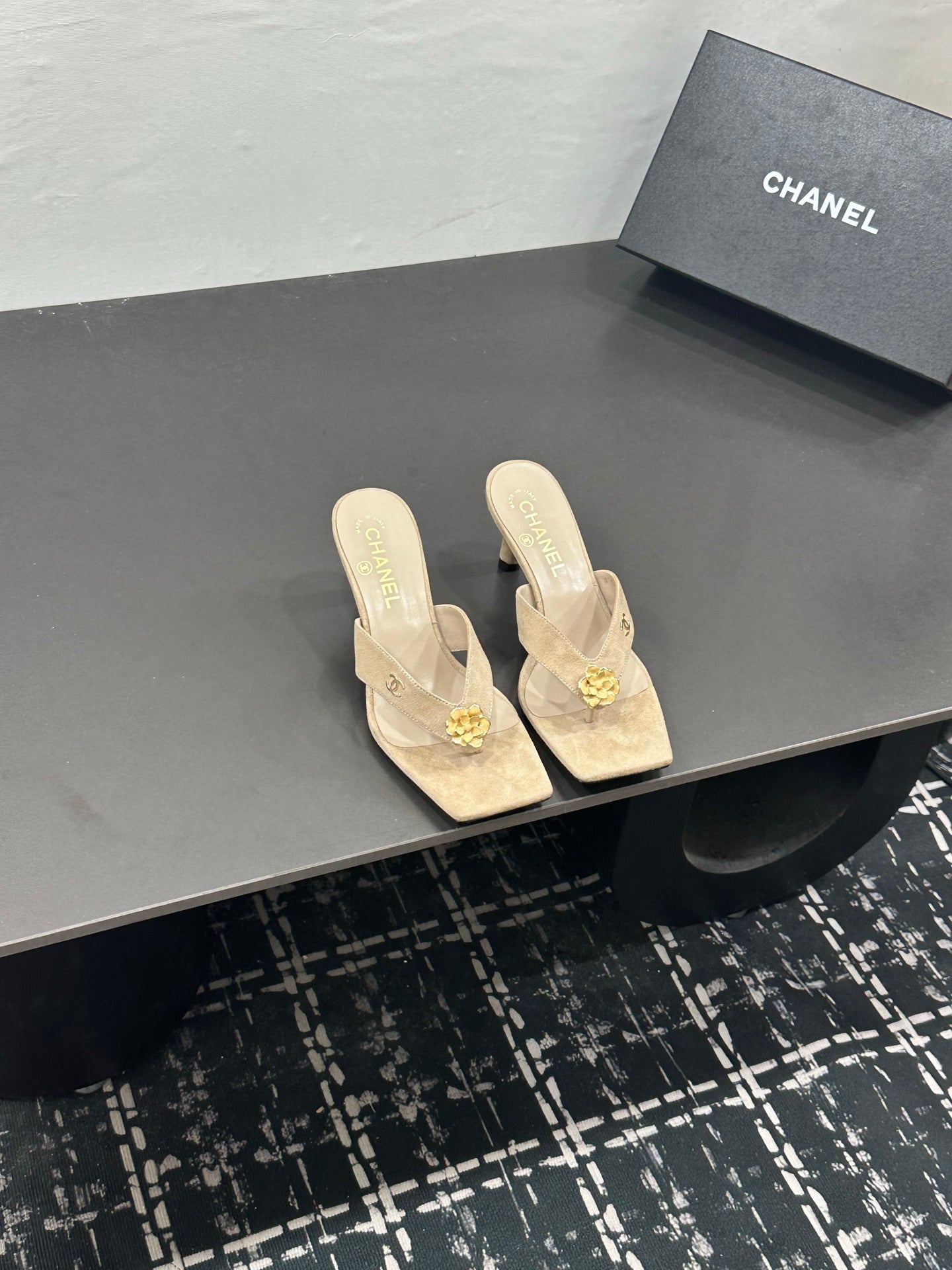 CHANEL 26S HIGH-HEEL THONG SANDALS IN BEIGE SUEDE WITH FLOWER DETAIL
