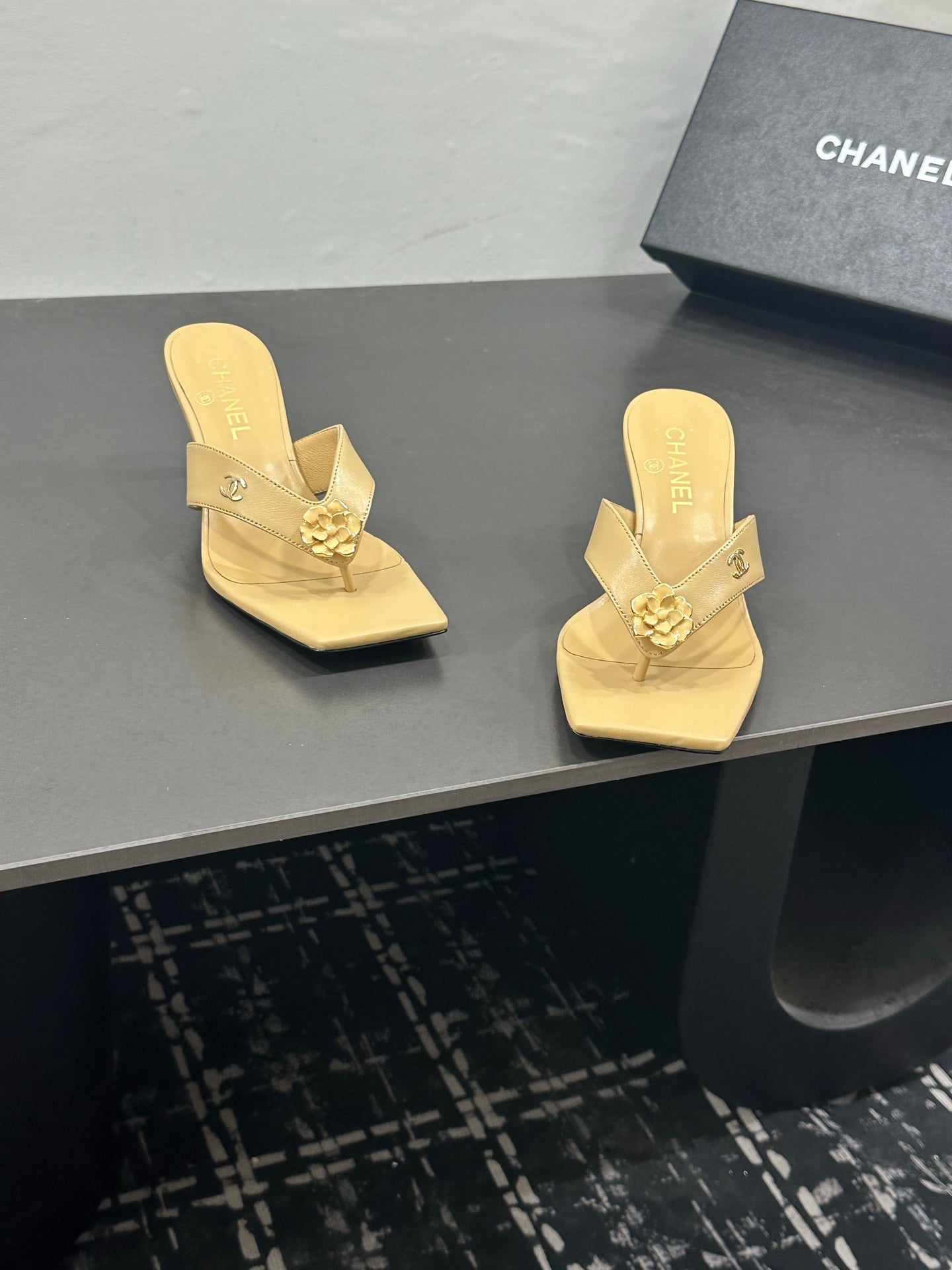 CHANEL 26S HIGH-HEEL THONG SANDALS IN LIGHT YELLOW LAMBSKIN WITH FLOWER DETAIL