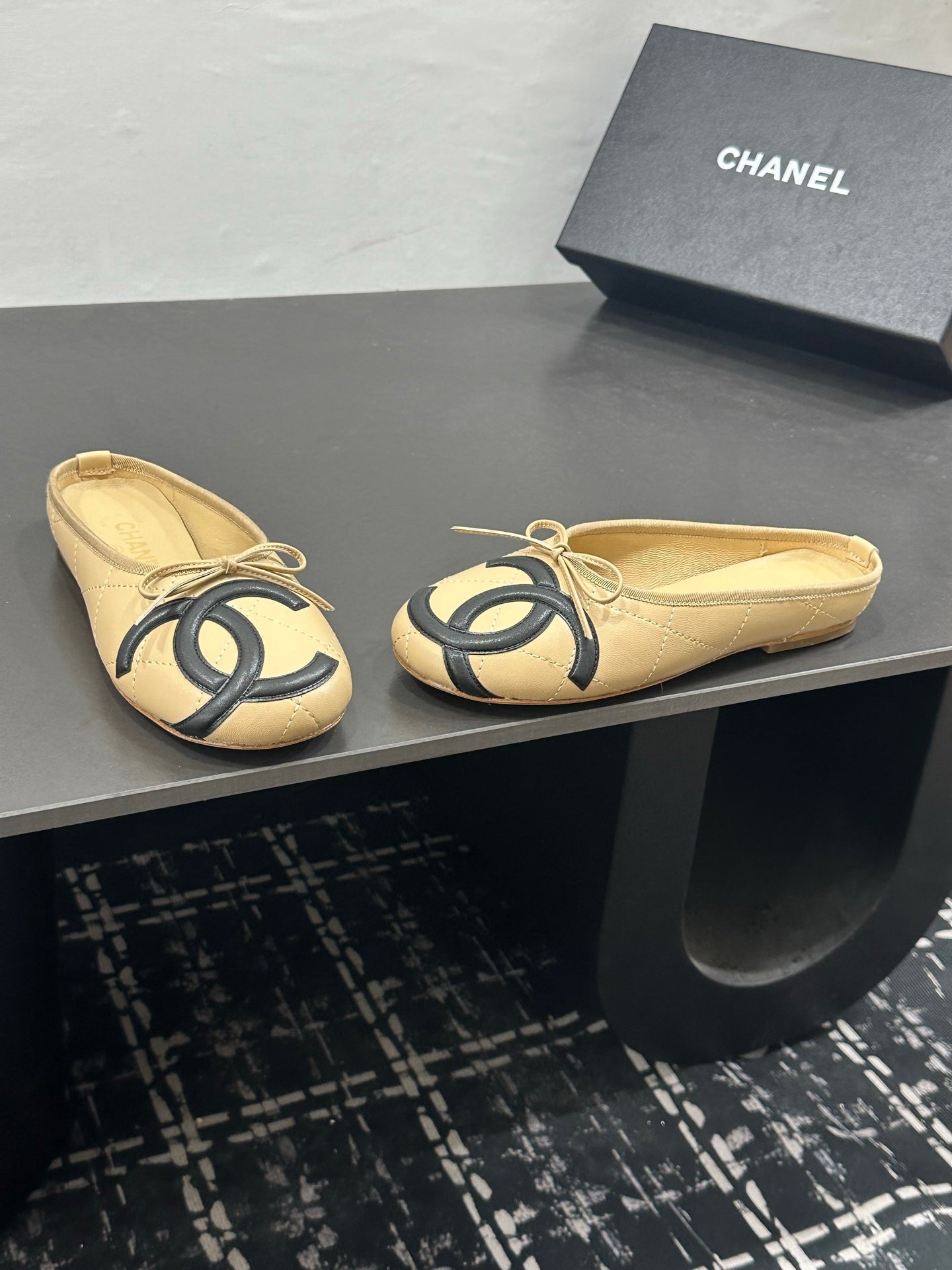 CHANEL 26S BALLET FLATS IN BEIGE CALFSKIN WITH BLACK CC LOGO