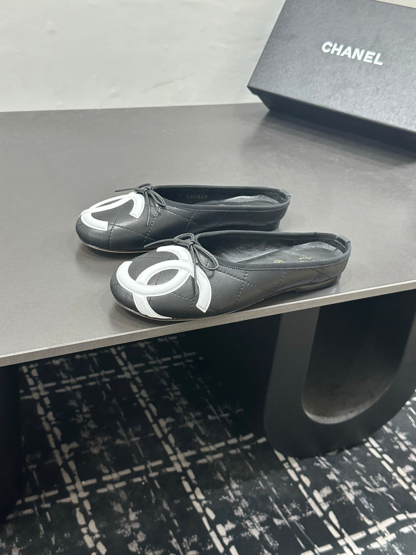 CHANEL 26S BALLET FLATS IN BLACK CALFSKIN WITH WHITE CC LOGO