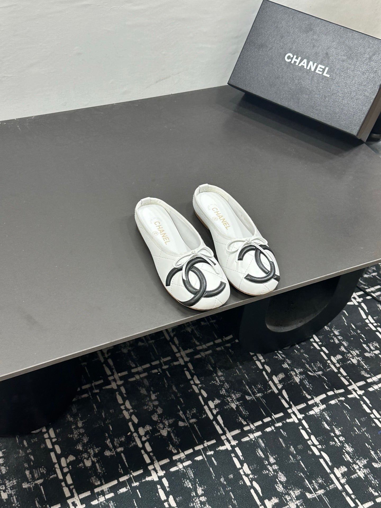 CHANEL 26S BALLET FLATS IN WHITE CALFSKIN WITH BLACK CC LOGO