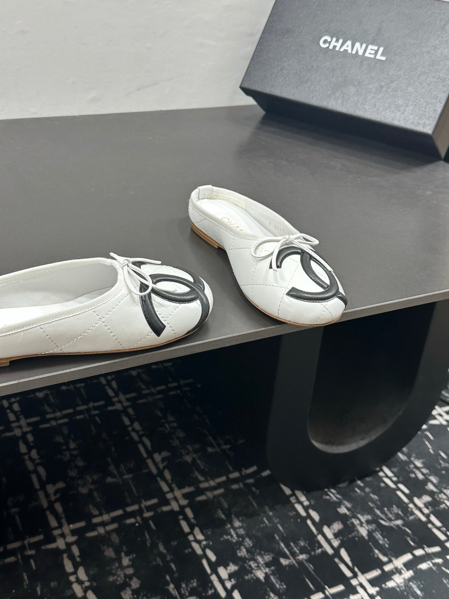 CHANEL 26S BALLET FLATS IN WHITE CALFSKIN WITH BLACK CC LOGO