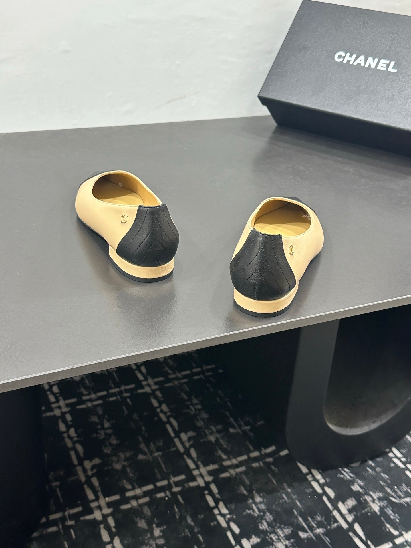 CHANEL 26S FLAT SHOES IN BEIGE AND BLACK LAMBSKIN