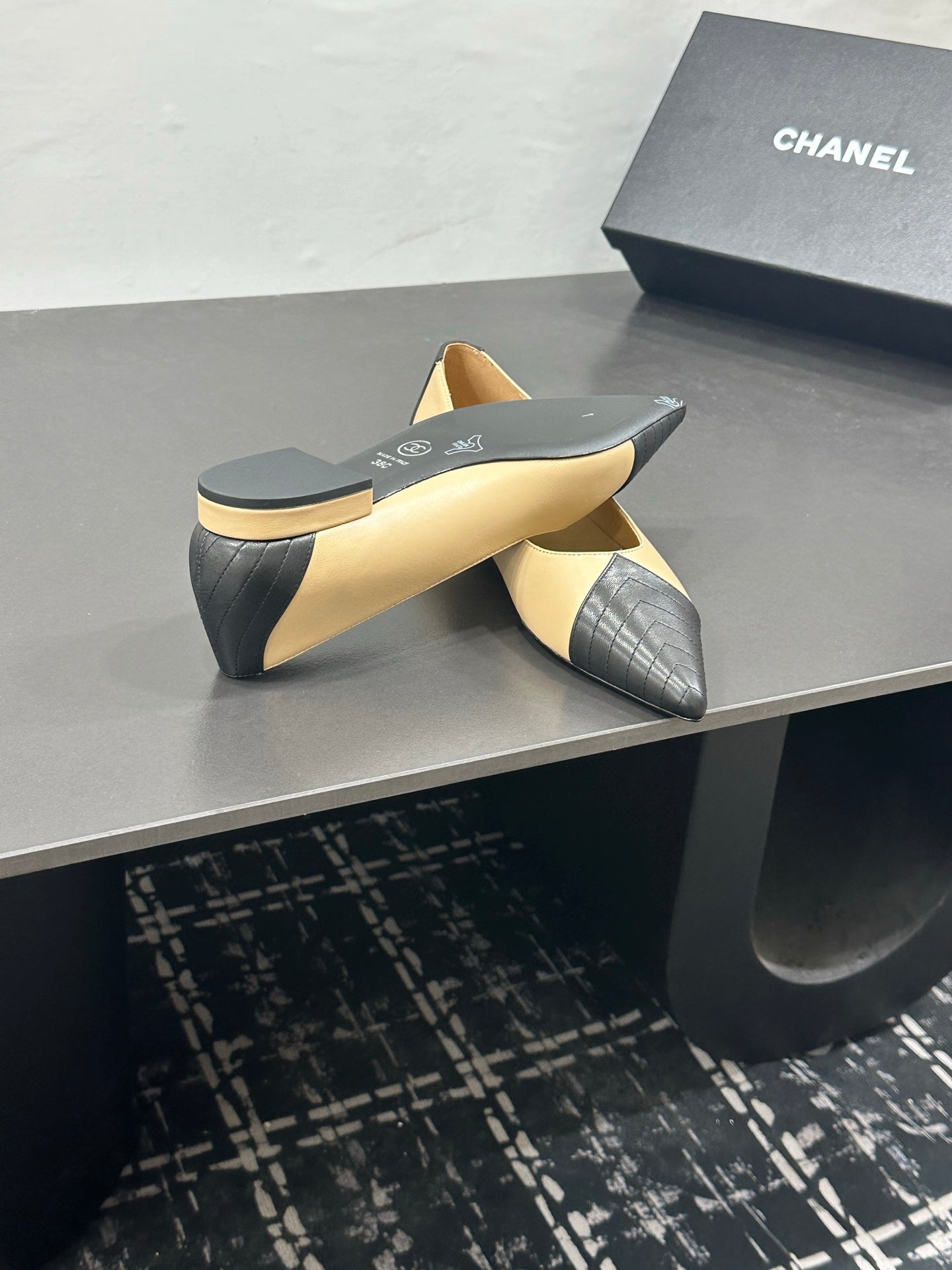 CHANEL 26S FLAT SHOES IN BEIGE AND BLACK LAMBSKIN