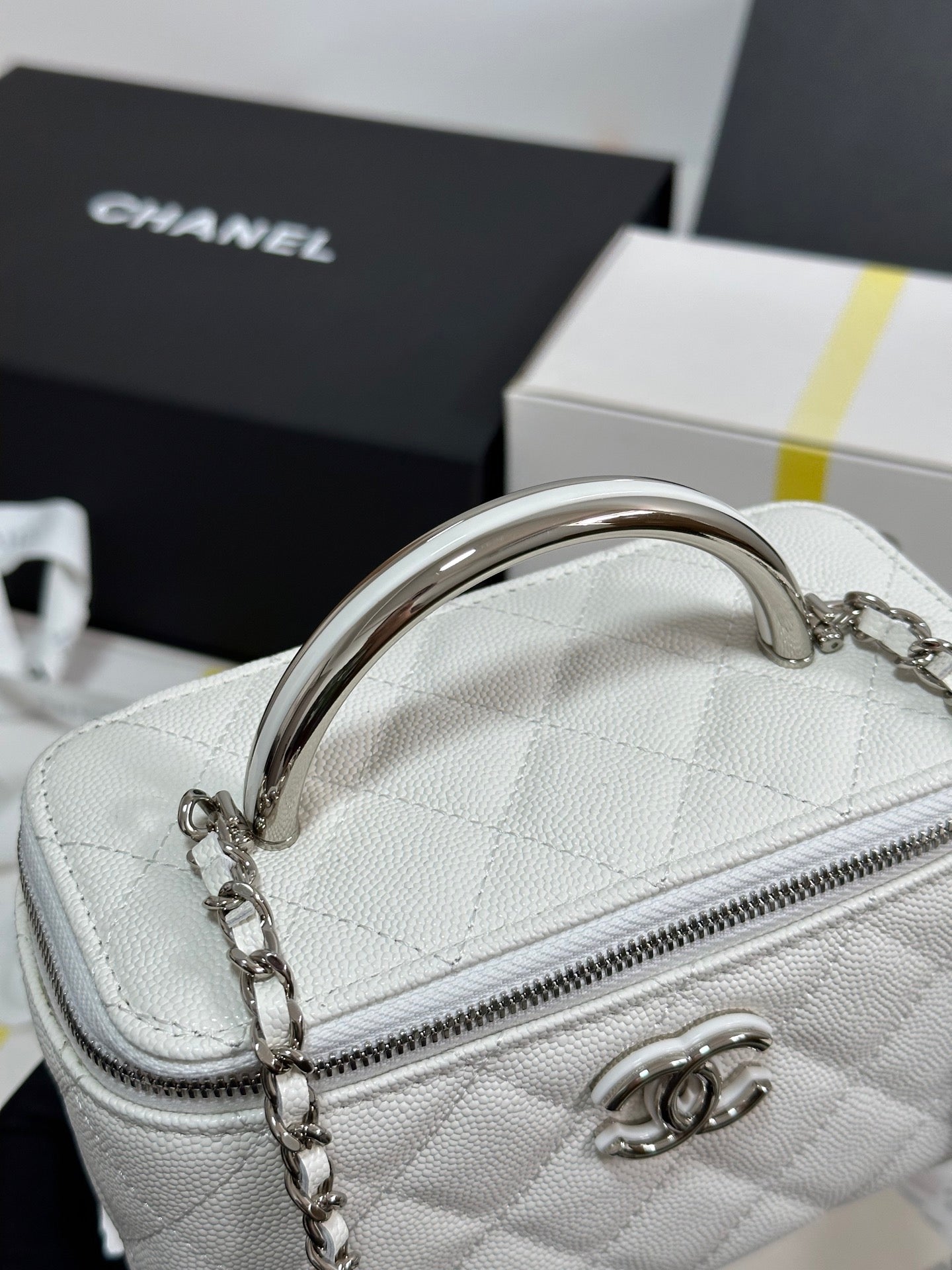 MINI VANITY TOP HANDLE CASE 17 IN WHITE CAVIAR SKIN SILVER-TONE PLATED METAL