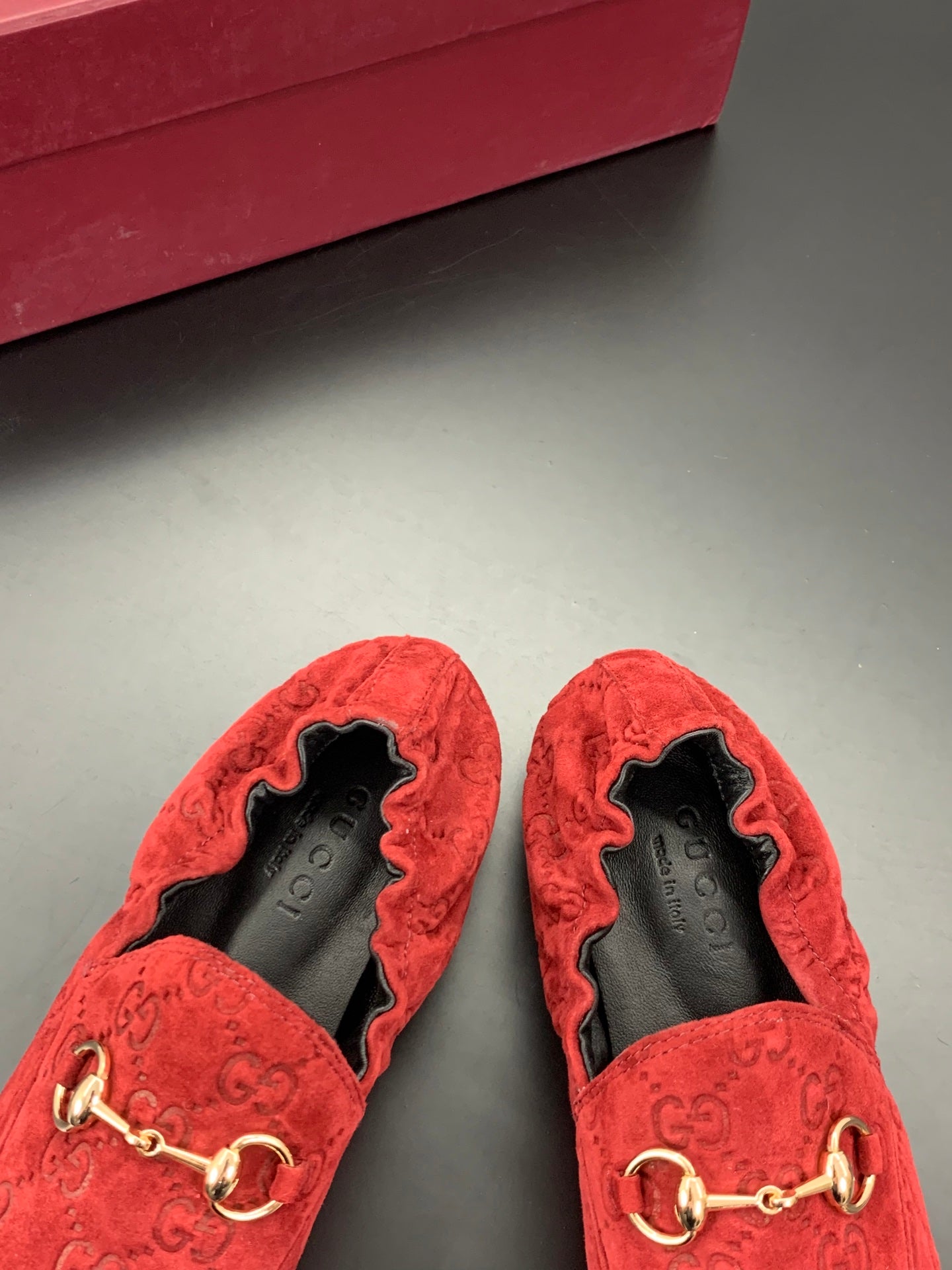GUCCI 26S LOAFERS IN RED SUEDE WITH GOLD HARDWARE