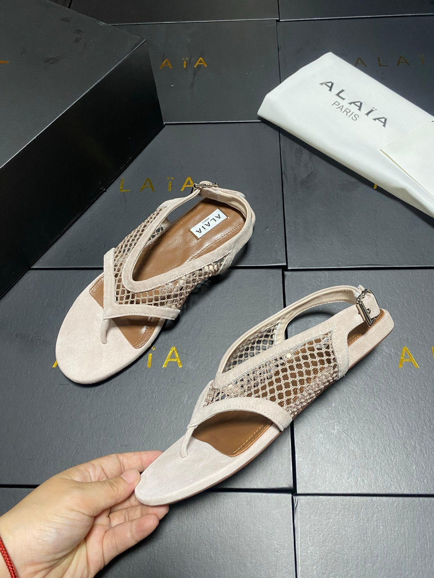 ALAIA 26S FLAT MESH THONG SANDALS IN BEIGE SUEDE