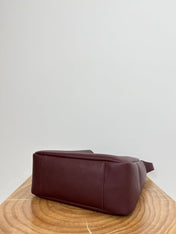 LE 5 À 7 LARGE SUPPLE 31 IN WINE RED GRAINED CALFSKIN