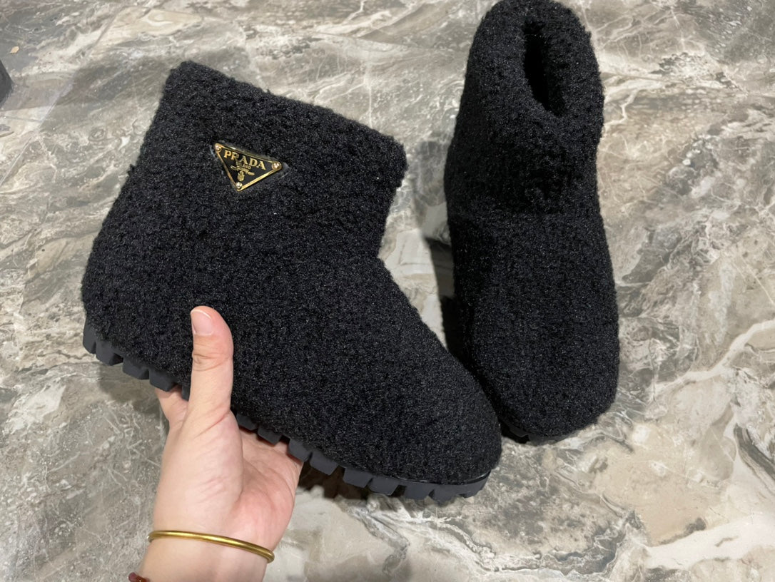 PRADA 26S ANKLE BOOTS IN BLACK FUR