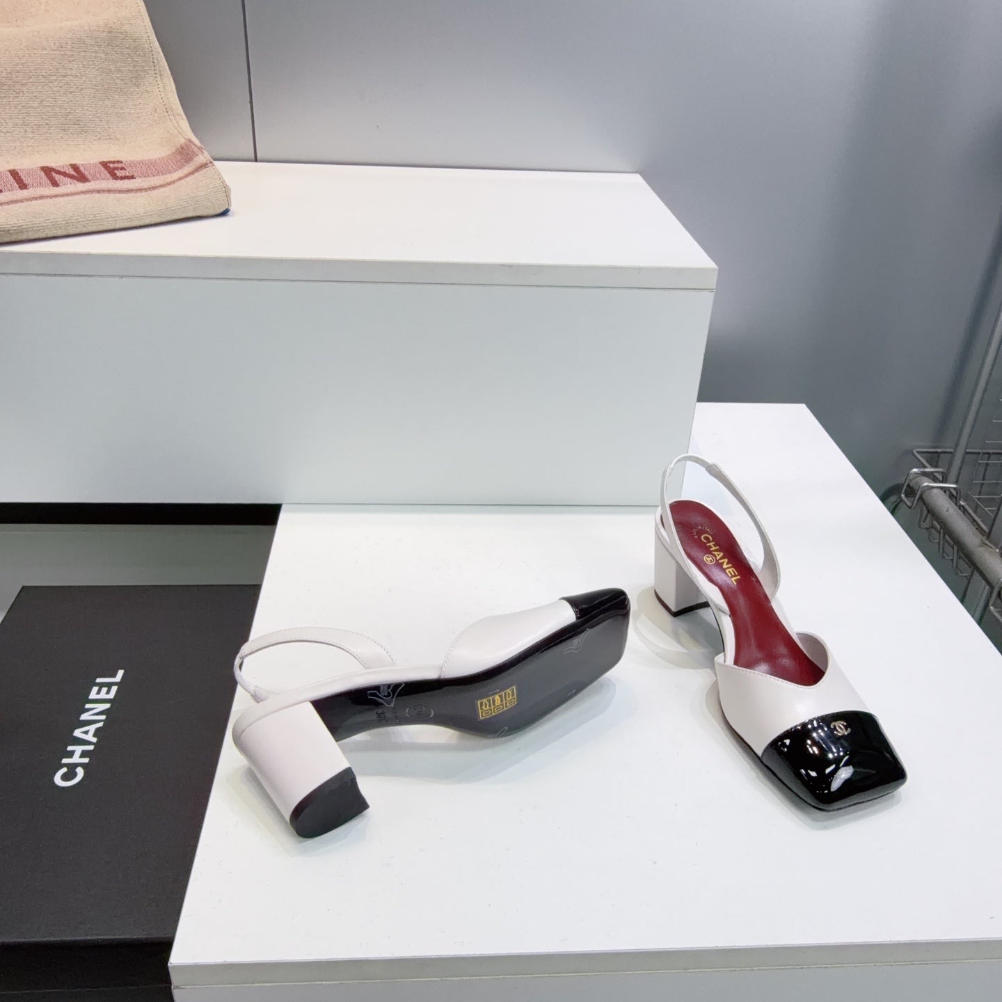 CHANEL 26S SLINGBACK 55 MM IN WHITE LAMBSKIN WITH BLACK CAP TOE