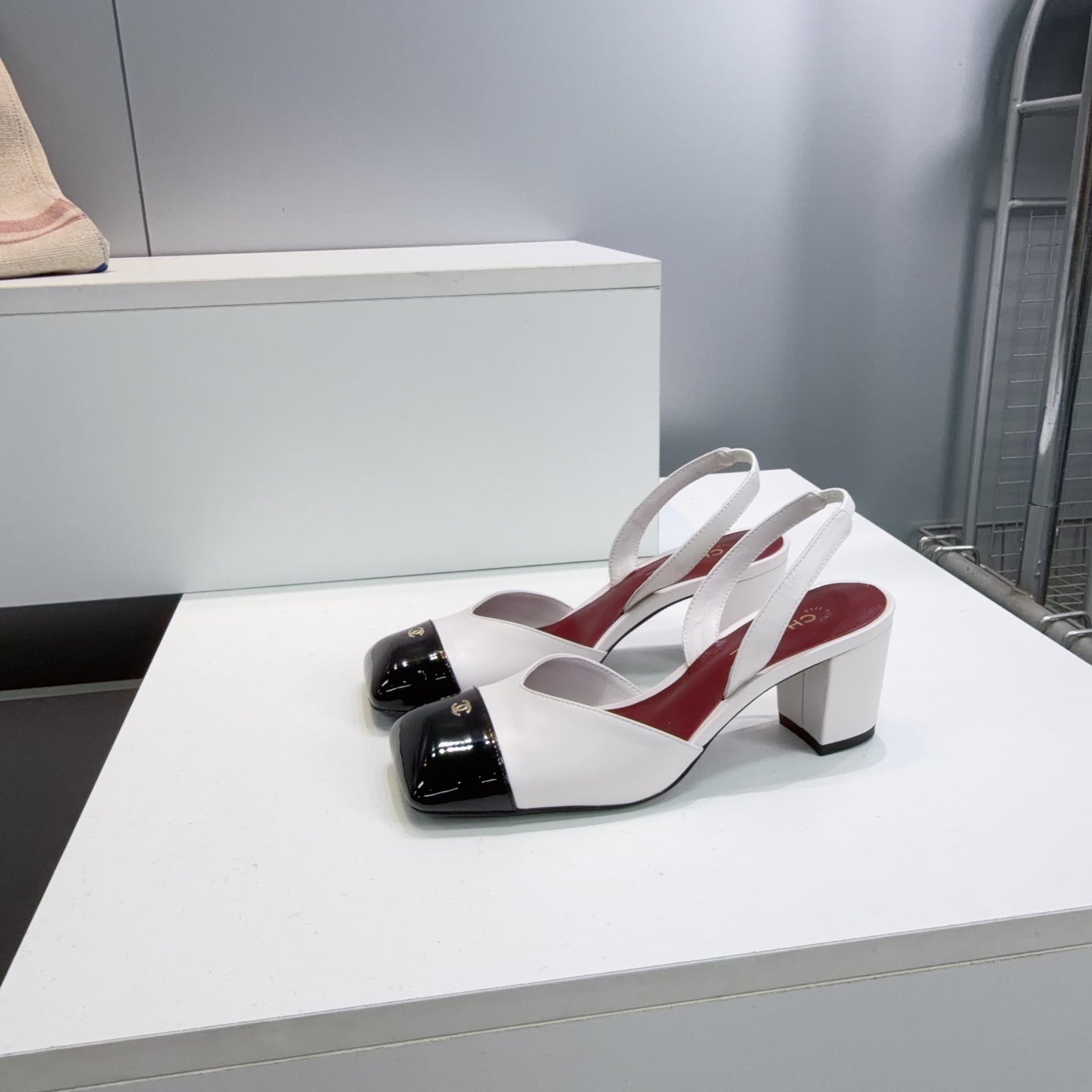 CHANEL 26S SLINGBACK 55 MM IN WHITE LAMBSKIN WITH BLACK CAP TOE