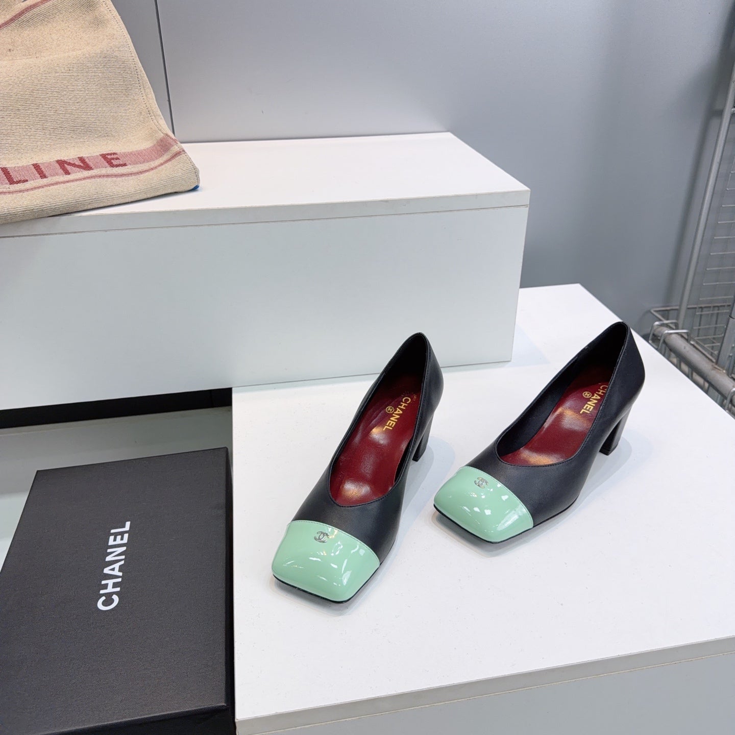 CHANEL 26S SQUARE-TOE HIGH HEELS 55 MM IN BLACK LAMBSKIN WITH MINT GREEN CAP TOE