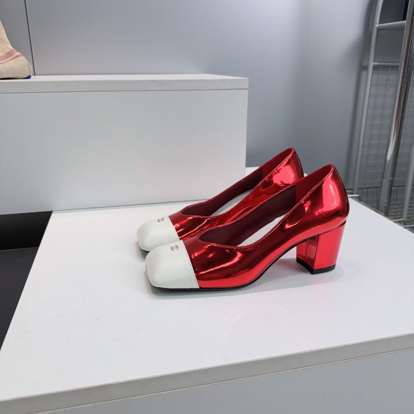 CHANEL 26S SQUARE-TOE HIGH HEELS 55 MM IN RED GLOSSY LAMBSKIN WITH WHITE CAP TOE