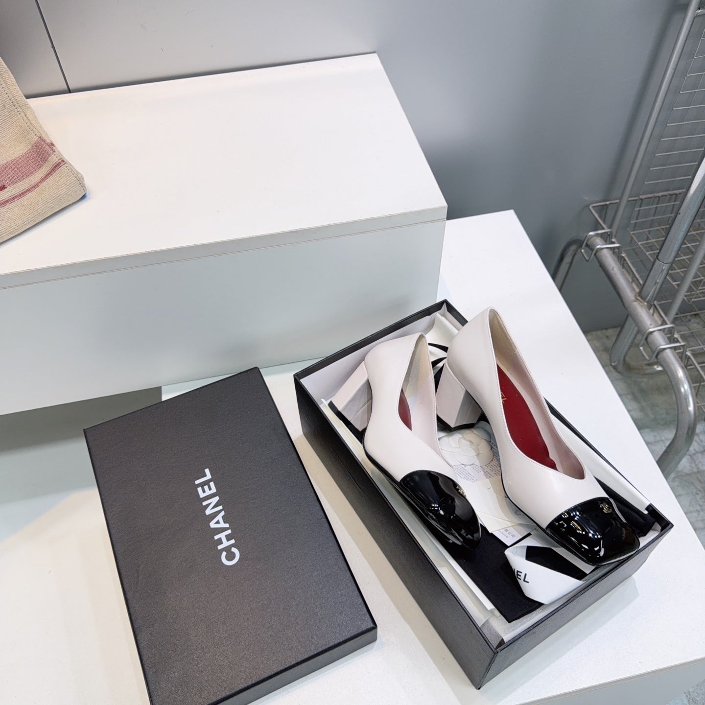 CHANEL 26S SQUARE-TOE HIGH HEELS 55 MM IN WHITE LAMBSKIN WITH BLACK CAP TOE