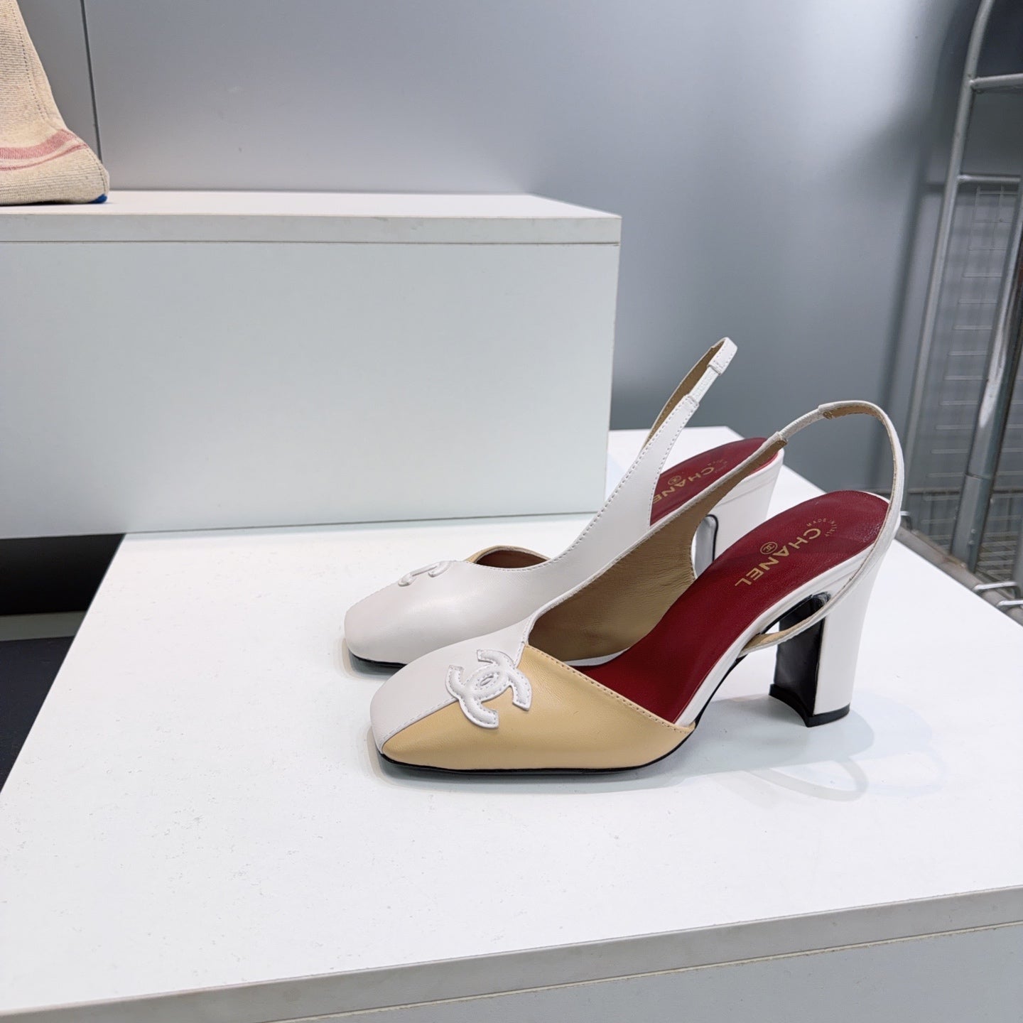 CHANEL 26S SLINGBACK 100 MM IN BEIGE AND WHITE LAMBSKIN