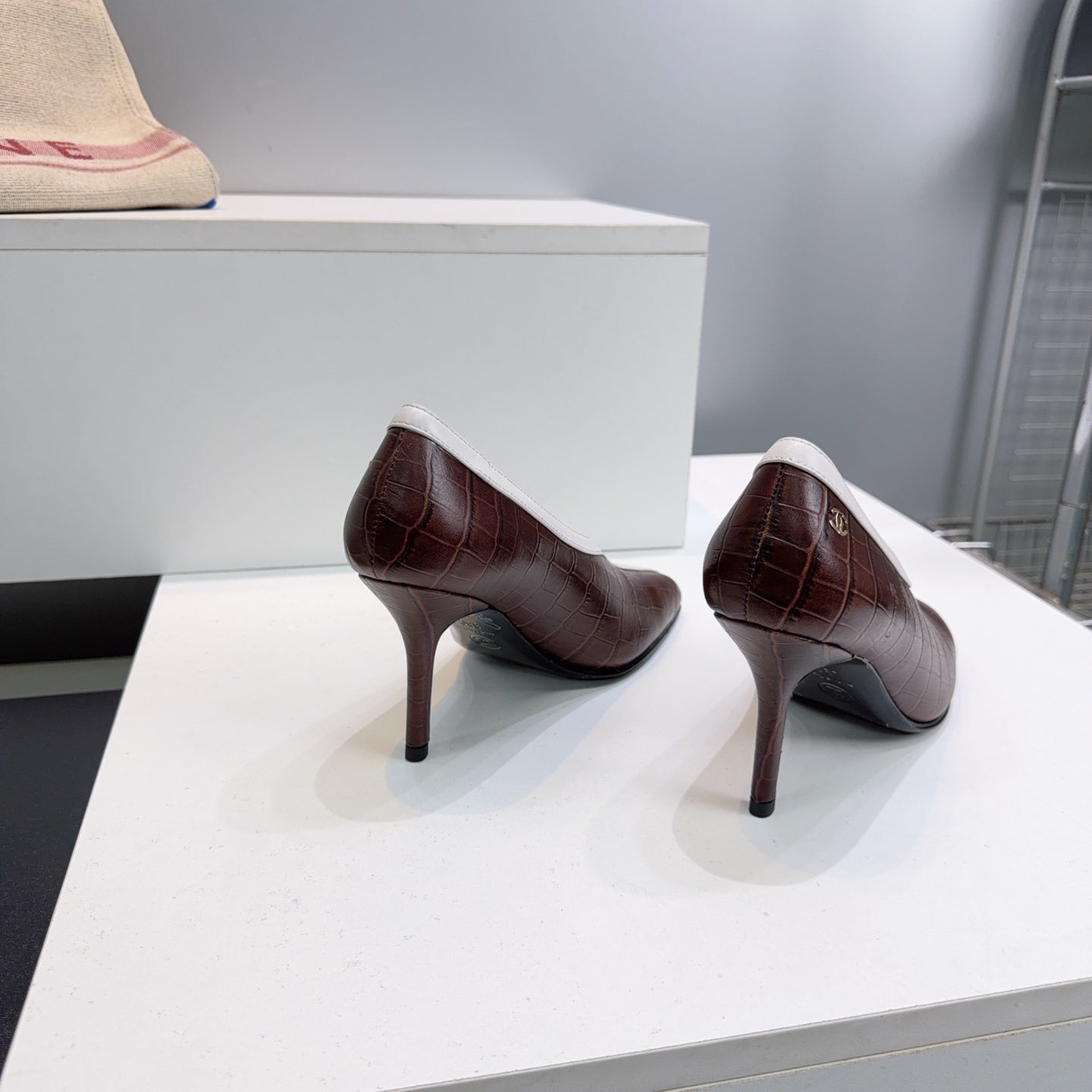 CHANEL 26S HIGH HEELS 100 MM IN BREDDISH BROWN CROCODILE-EMBOSSED CALFSKIN