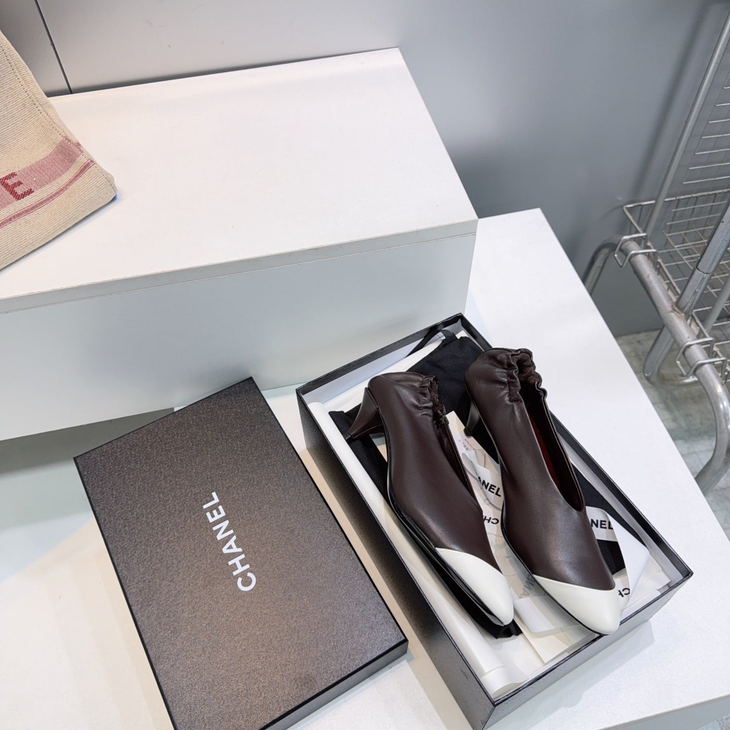 CHANEL 26S COLOR-BLOCK HIGH HEELS 45 MM IN DARK BROWN LAMBSKIN