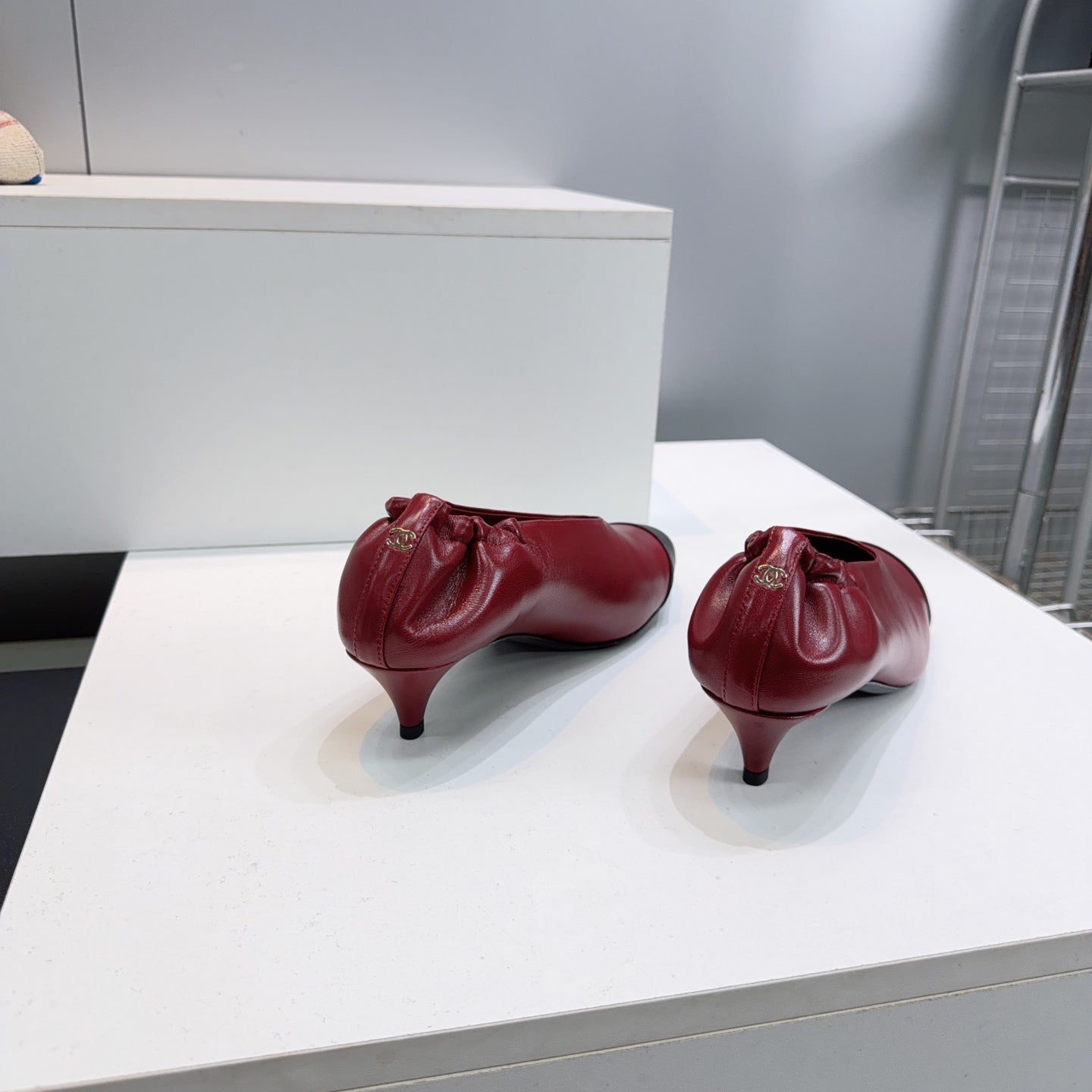CHANEL 26S COLOR-BLOCK HIGH HEELS 45 MM IN RED AND BLACK LAMBSKIN