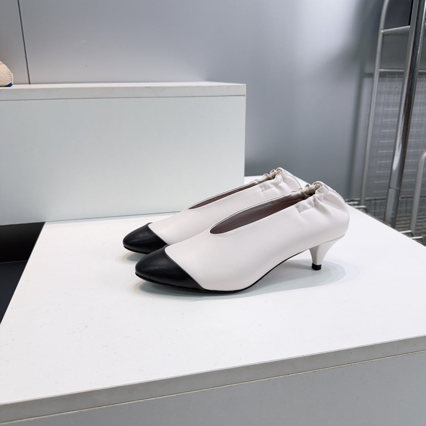 CHANEL 26S COLOR-BLOCK HIGH HEELS 45 MM IN WHITE LAMBSKIN
