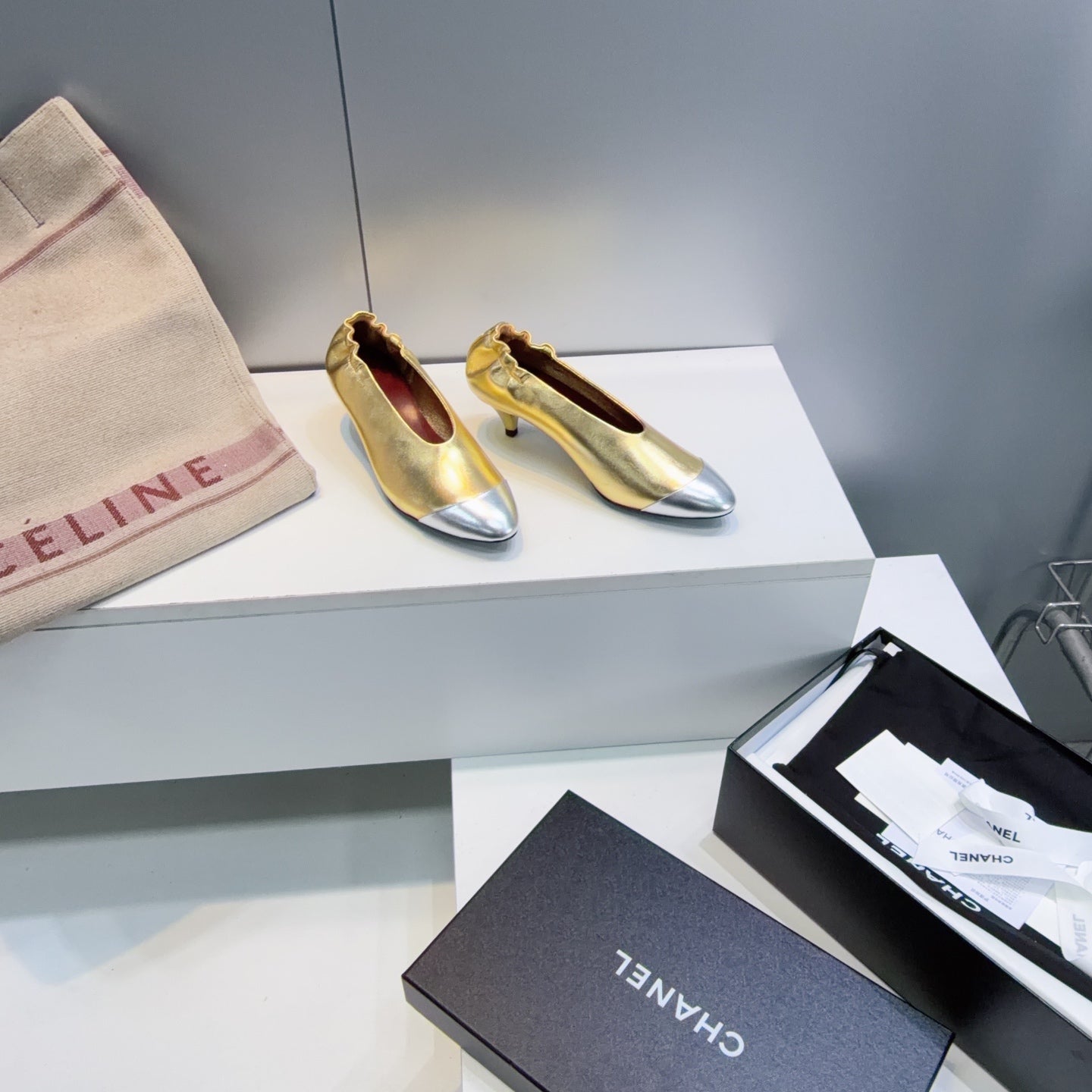 CHANEL 26S COLOR-BLOCK HIGH HEELS 45 MM IN GOLD LAMBSKIN