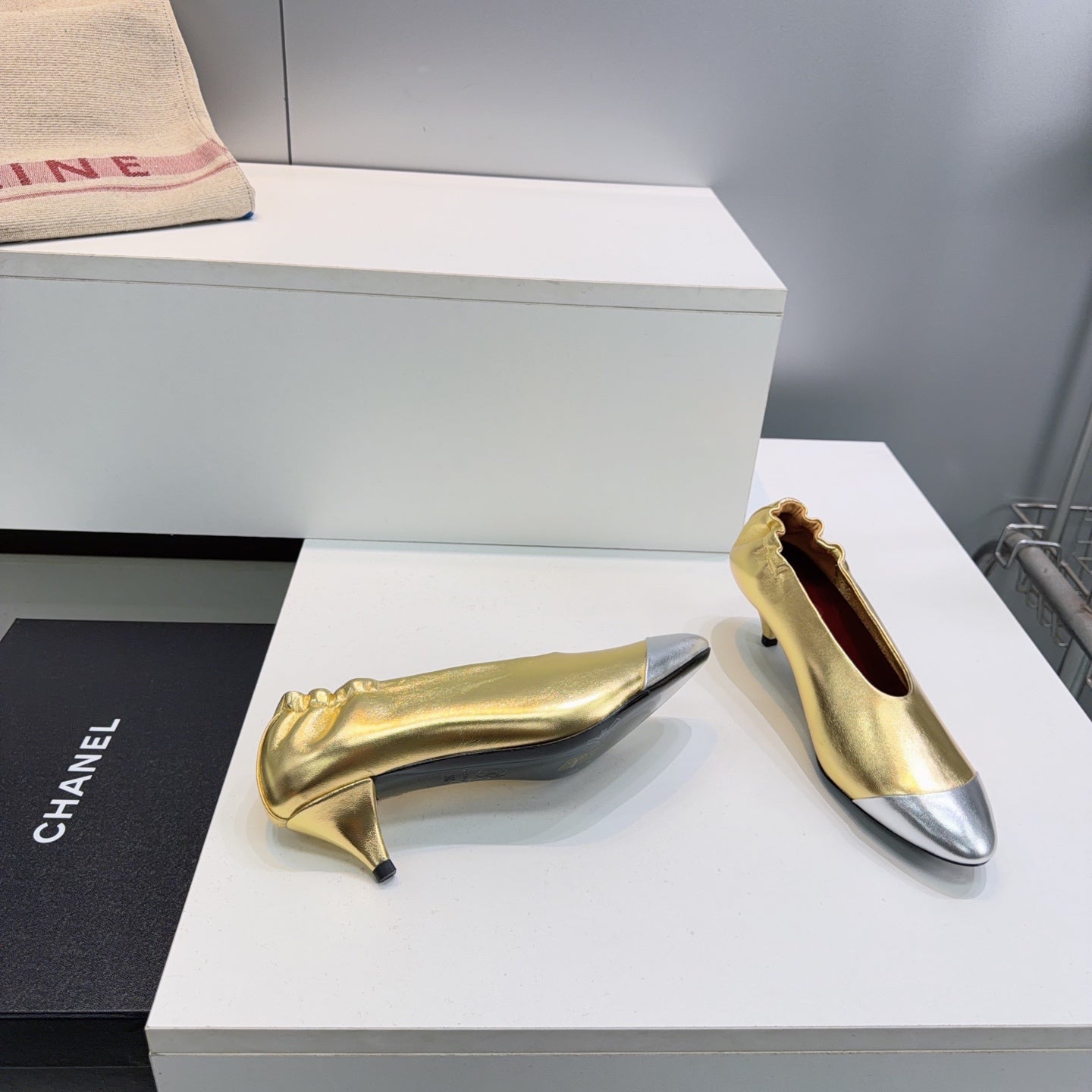 CHANEL 26S COLOR-BLOCK HIGH HEELS 45 MM IN GOLD LAMBSKIN