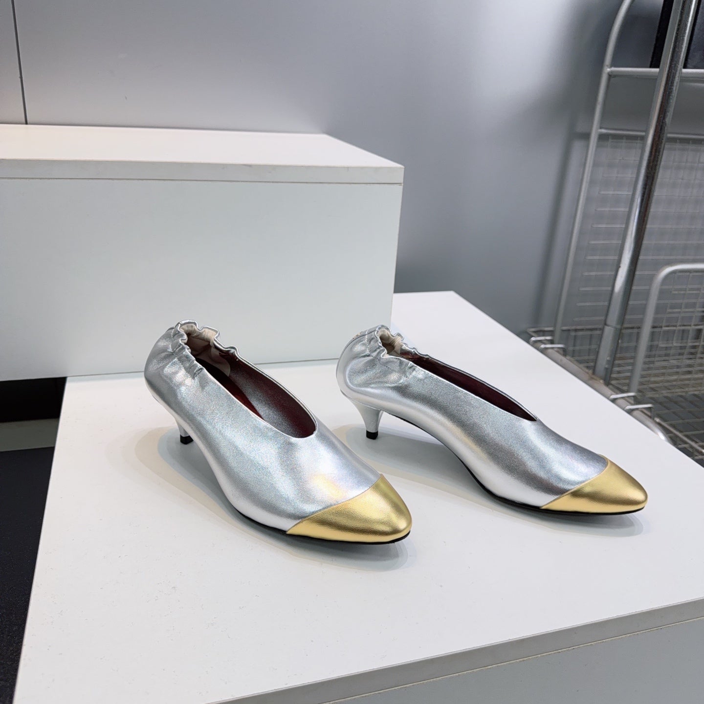 CHANEL 26S COLOR-BLOCK HIGH HEELS 45 MM IN SILVER AND GOLD LAMBSKIN