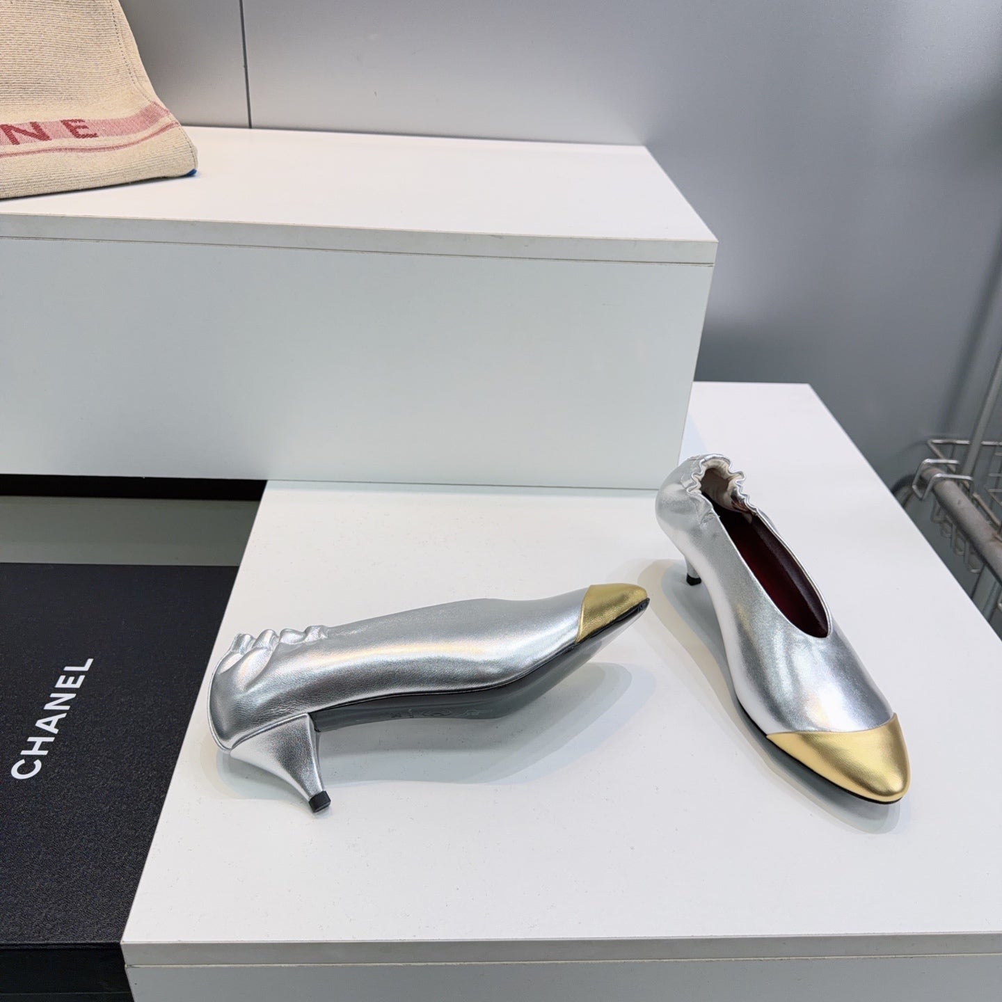 CHANEL 26S COLOR-BLOCK HIGH HEELS 45 MM IN SILVER AND GOLD LAMBSKIN