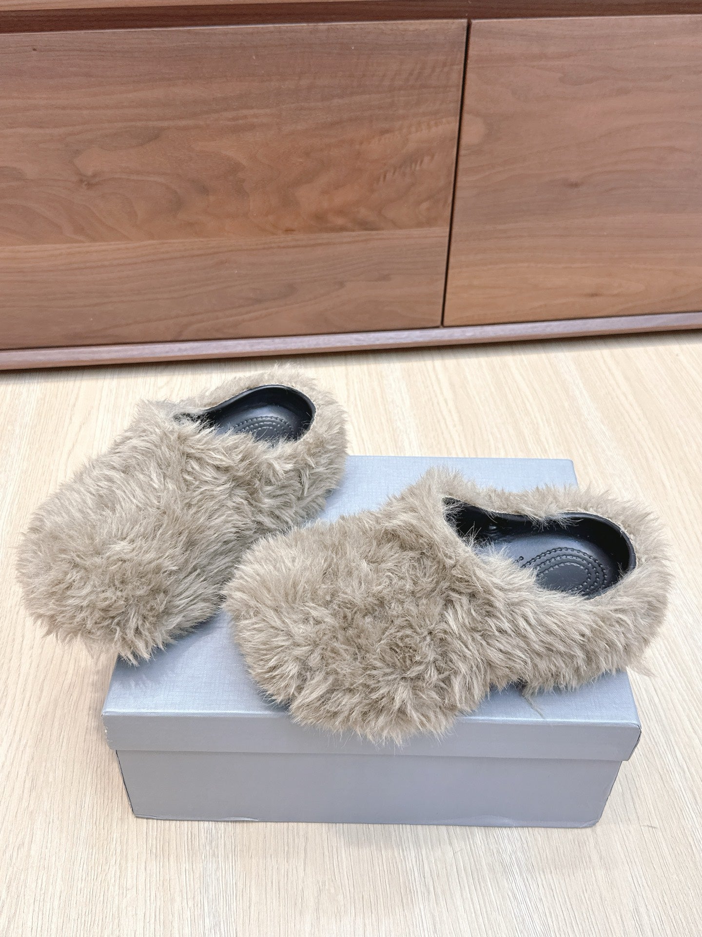 BALENCIAGA 25S MULES IN LIGHT BEIGE FAUX FUR