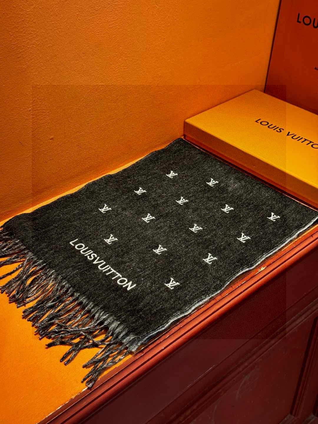 LV SCARF 180 CM IN CASHMERE 730575
