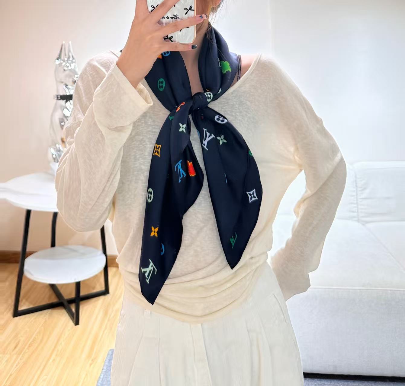 LV 26S SCARF 90 IN SILK 315030