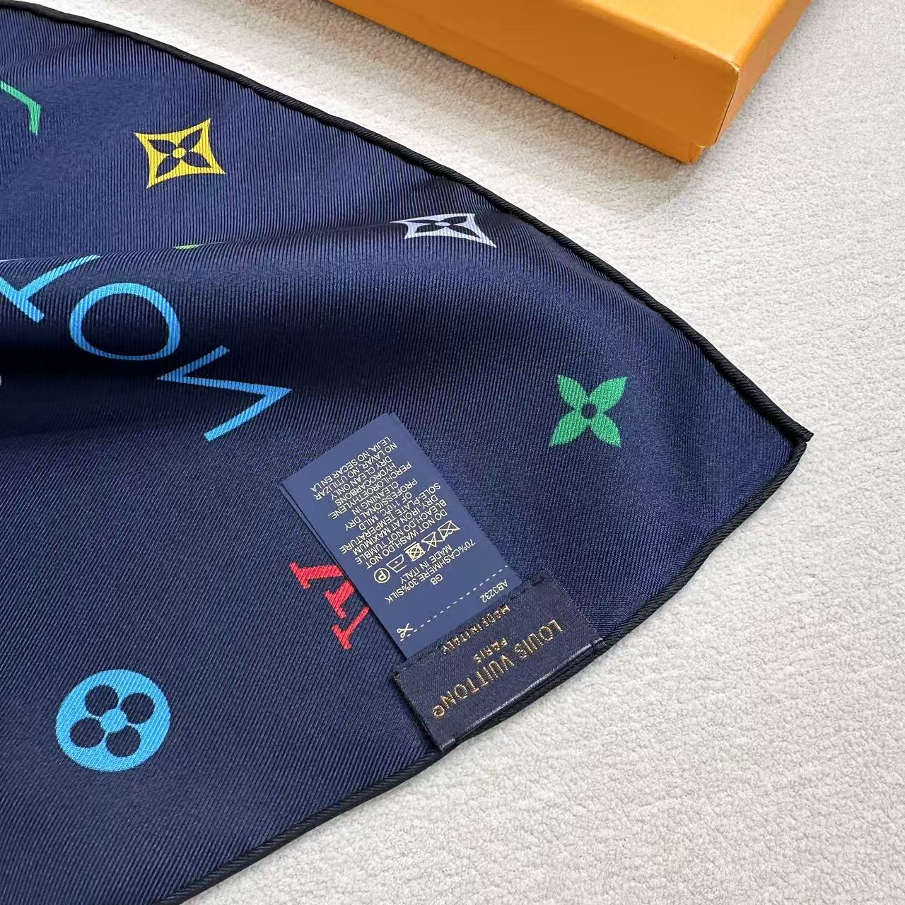 LV 26S SCARF 90 IN SILK 315030