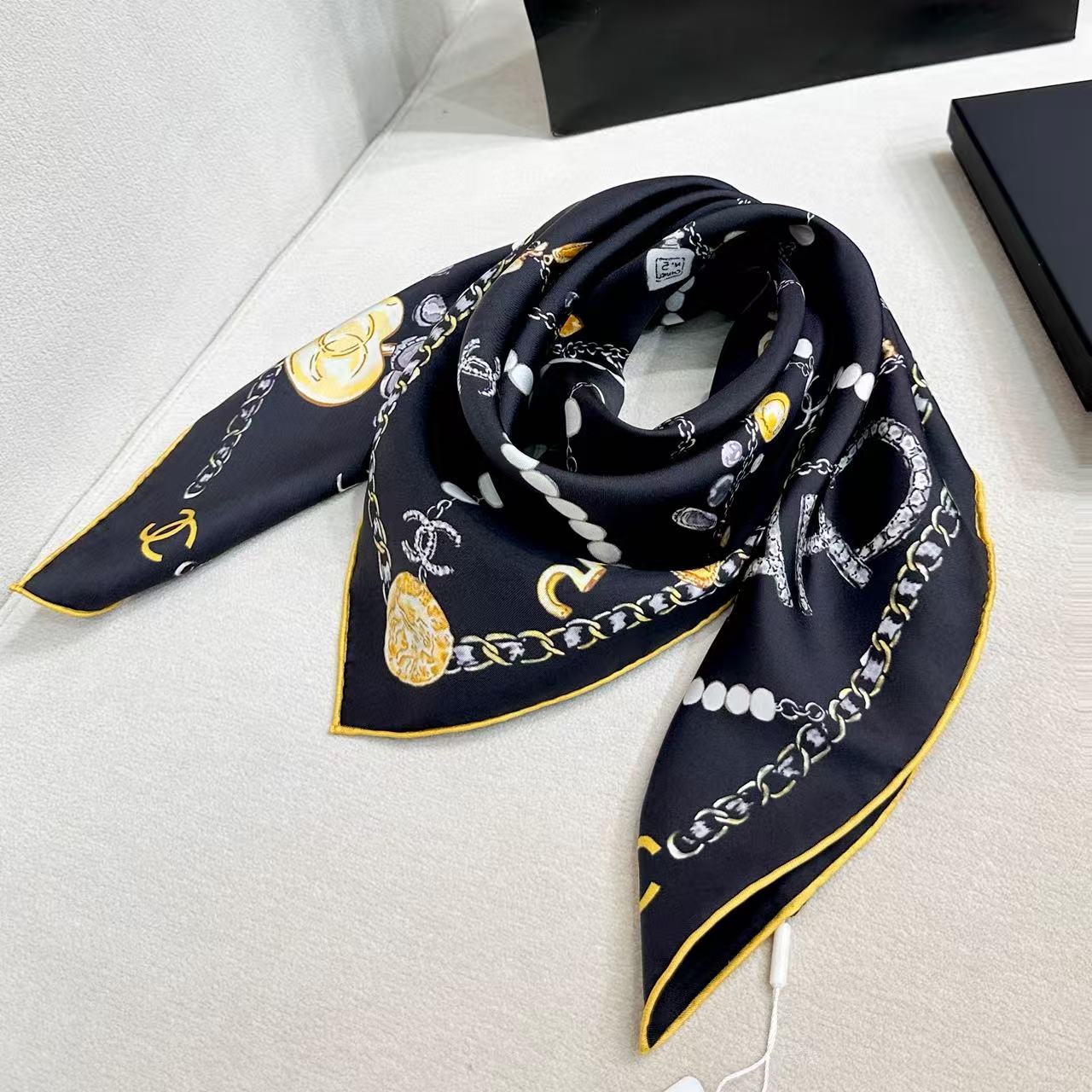 CHANEL 26S SCARF 90 IN SILK 307121