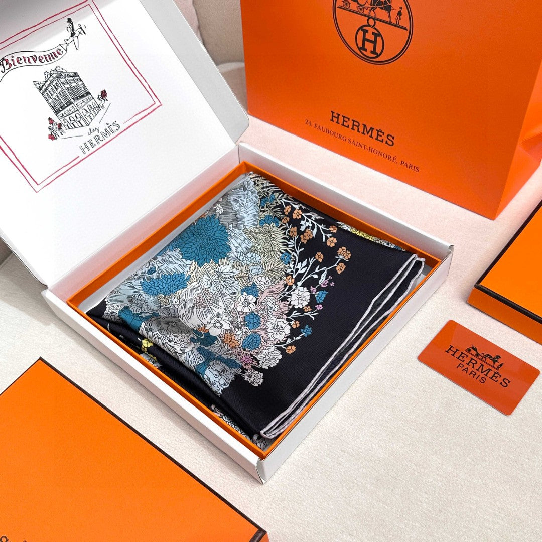 HERMES 26S PATTERNED SCARF 90 IN SILK AND CASHMERE 502226