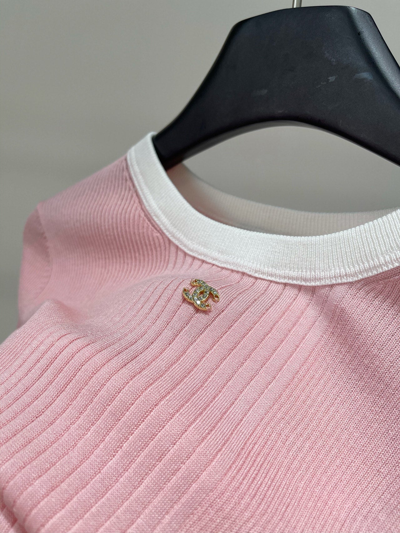 CHANEL SHORT-SLEEVE KNIT SWEATER 259270