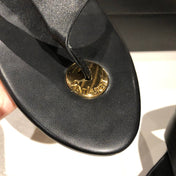 FLAT THONG IN BLACK CALFSKIN