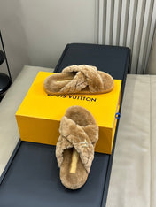LV WOMEN'S SUNSET COMFORT FLAT MULE IN CAMEL BROWN FLEECE