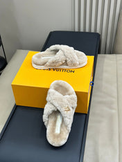 LV WOMEN'S SUNSET COMFORT FLAT MULE IN BEIGE FLEECE
