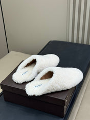 ALAIA 25S SHEARLING COZY SLIPPERS IN WHITE