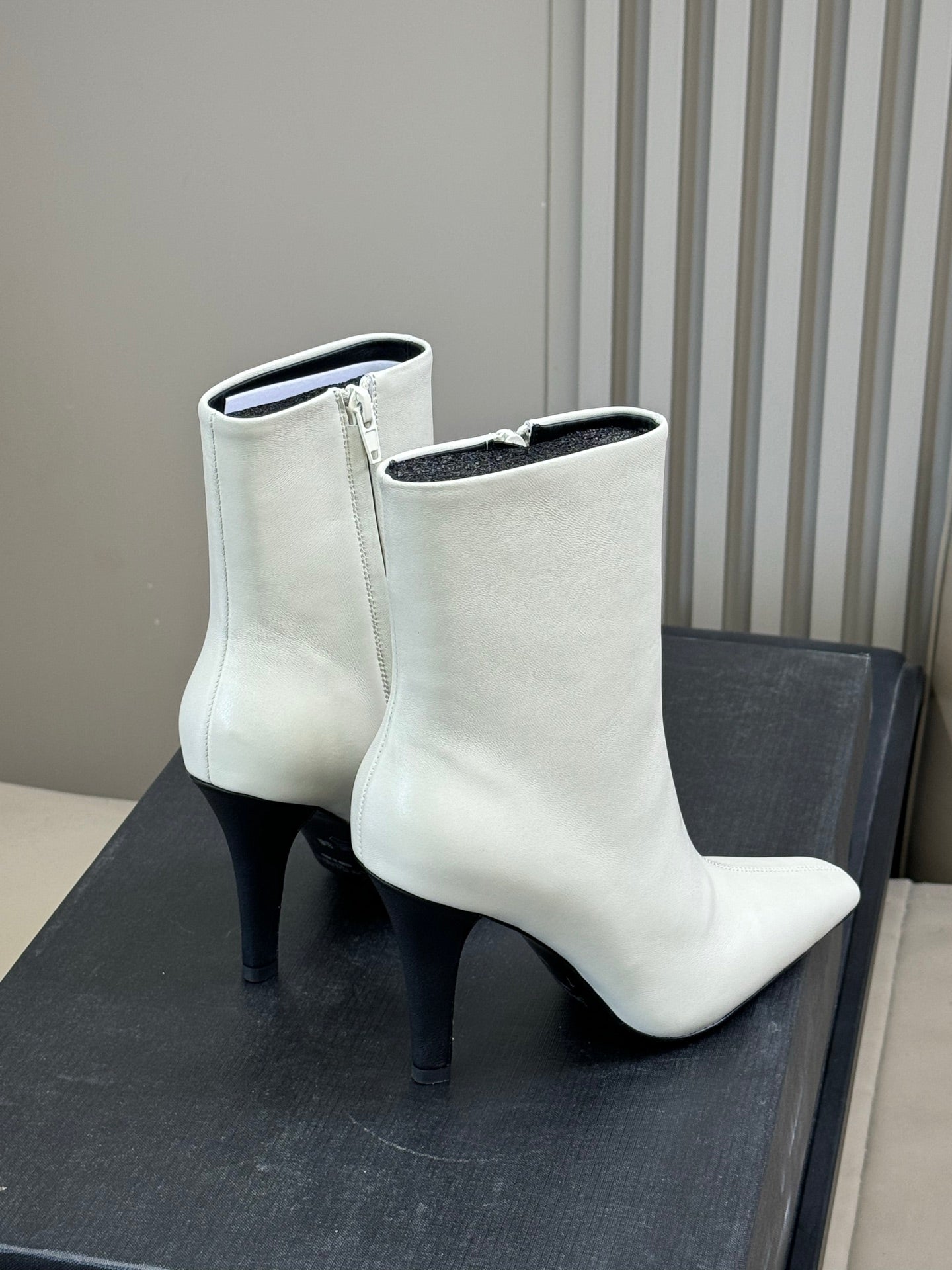 YSL 26S HEELED BOOTS IN WHITE CALFSKIN