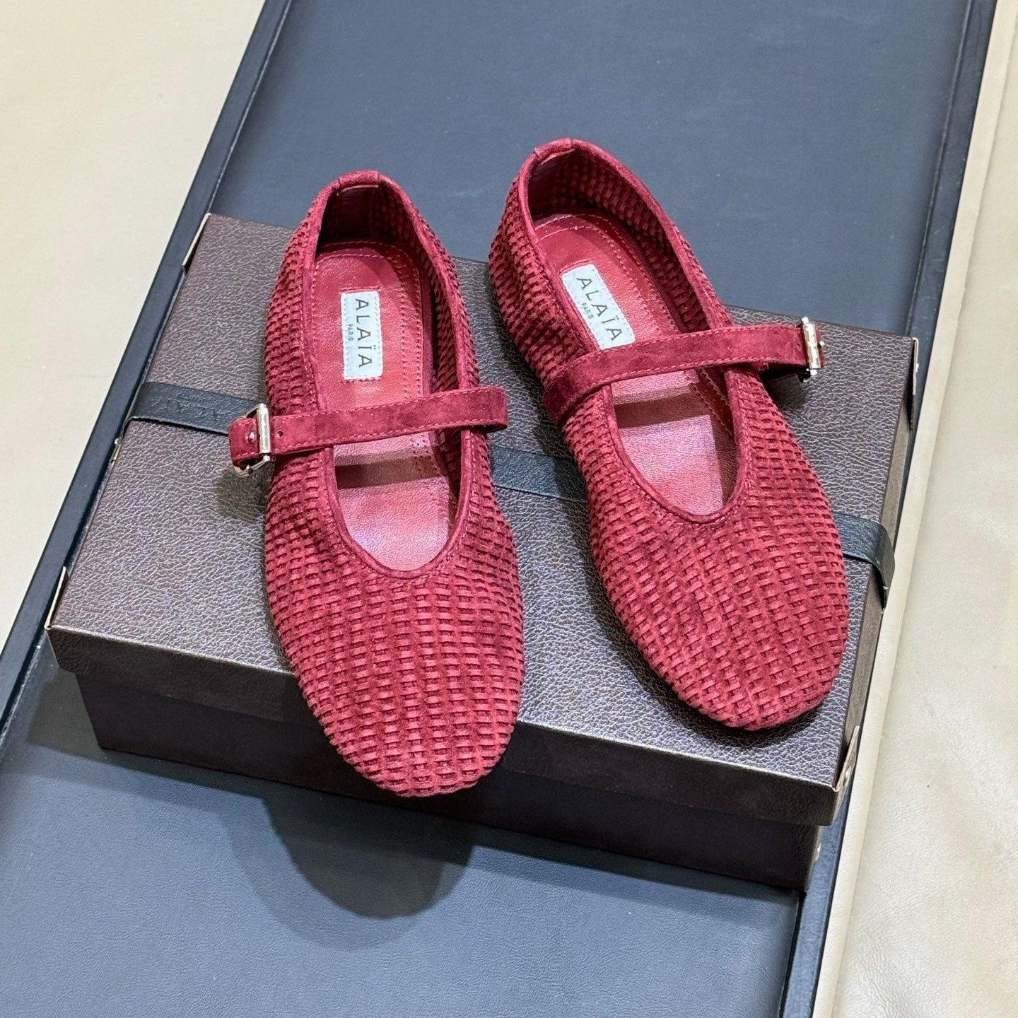 ALAIA 26S KNIT BALLET FLATS IN DARK RED SUEDE