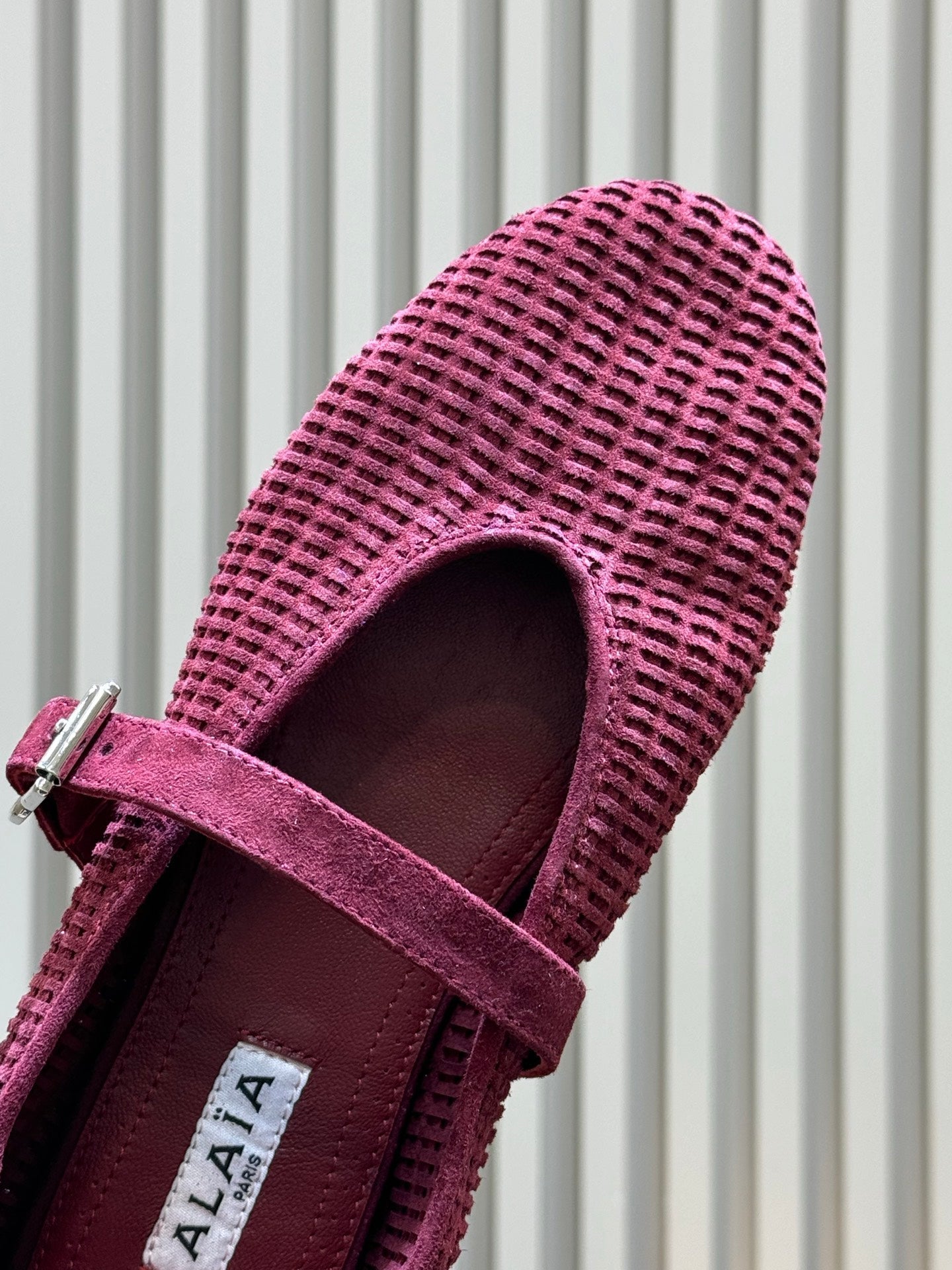 ALAIA 26S KNIT BALLET FLATS IN DARK RED SUEDE