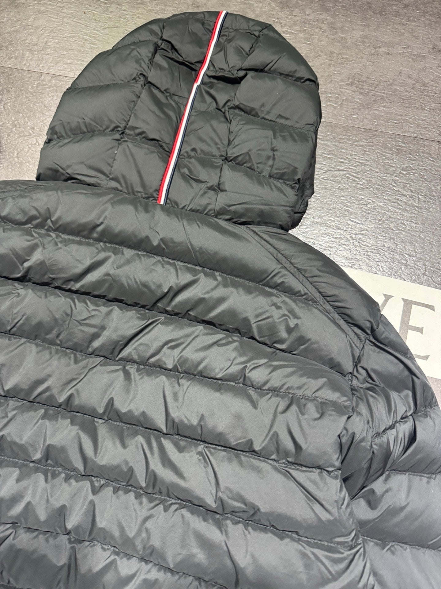 MONCLER 25S SHORT HOODED JACKET 322