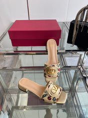 VLTN HIGH HEEL 25S 30 MM IN BEIGE FABRIC AND GOLD LAMBSKIN WITH EMBROIDERED CHERRY MOTIF