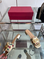 VLTN HIGH HEEL 25S 30 MM IN BEIGE FABRIC AND GOLD LAMBSKIN WITH EMBROIDERED CHERRY MOTIF