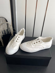 CHANEL 26S LOW TOP SNEAKERS IN WHITE FRAYED CANVAS