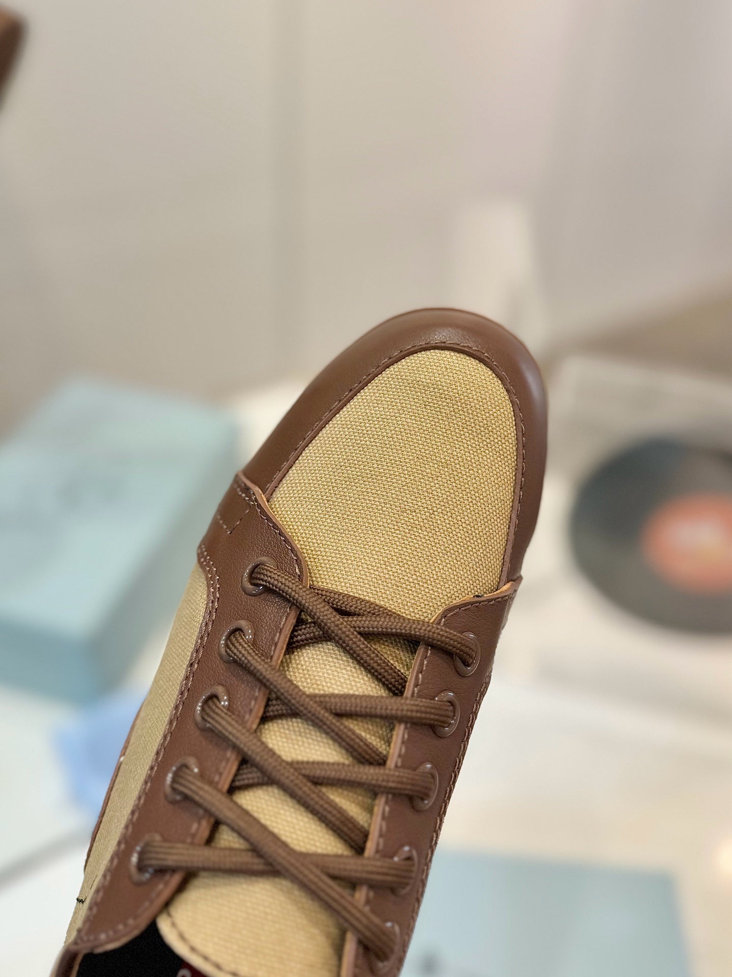 SNEAKERS IN BROWN LAMBSKIN AND BEIGE CANVAS