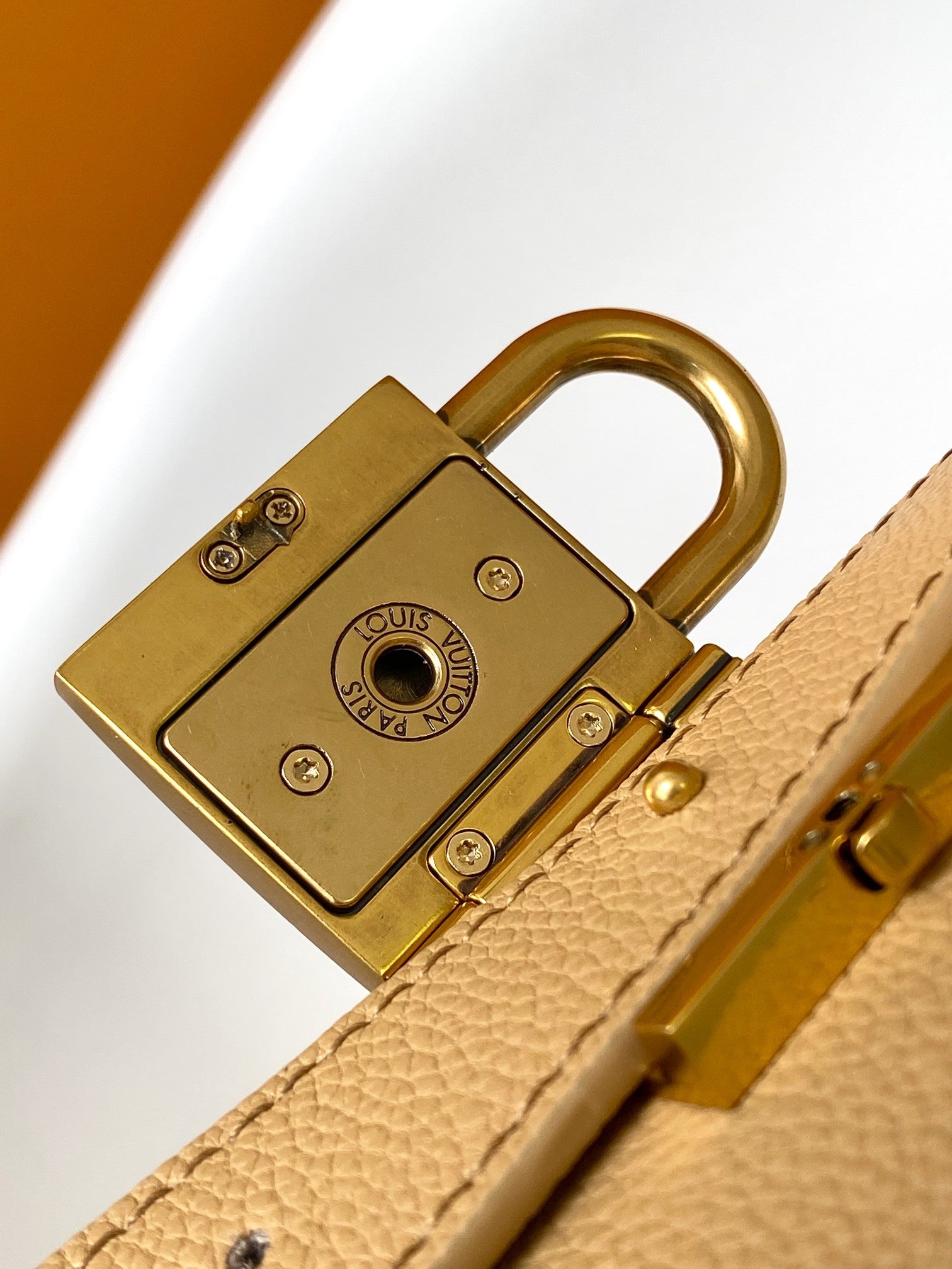 LV 25S LOW KEY HOBO BAG 28 CM IN BEIGE CALFSKIN