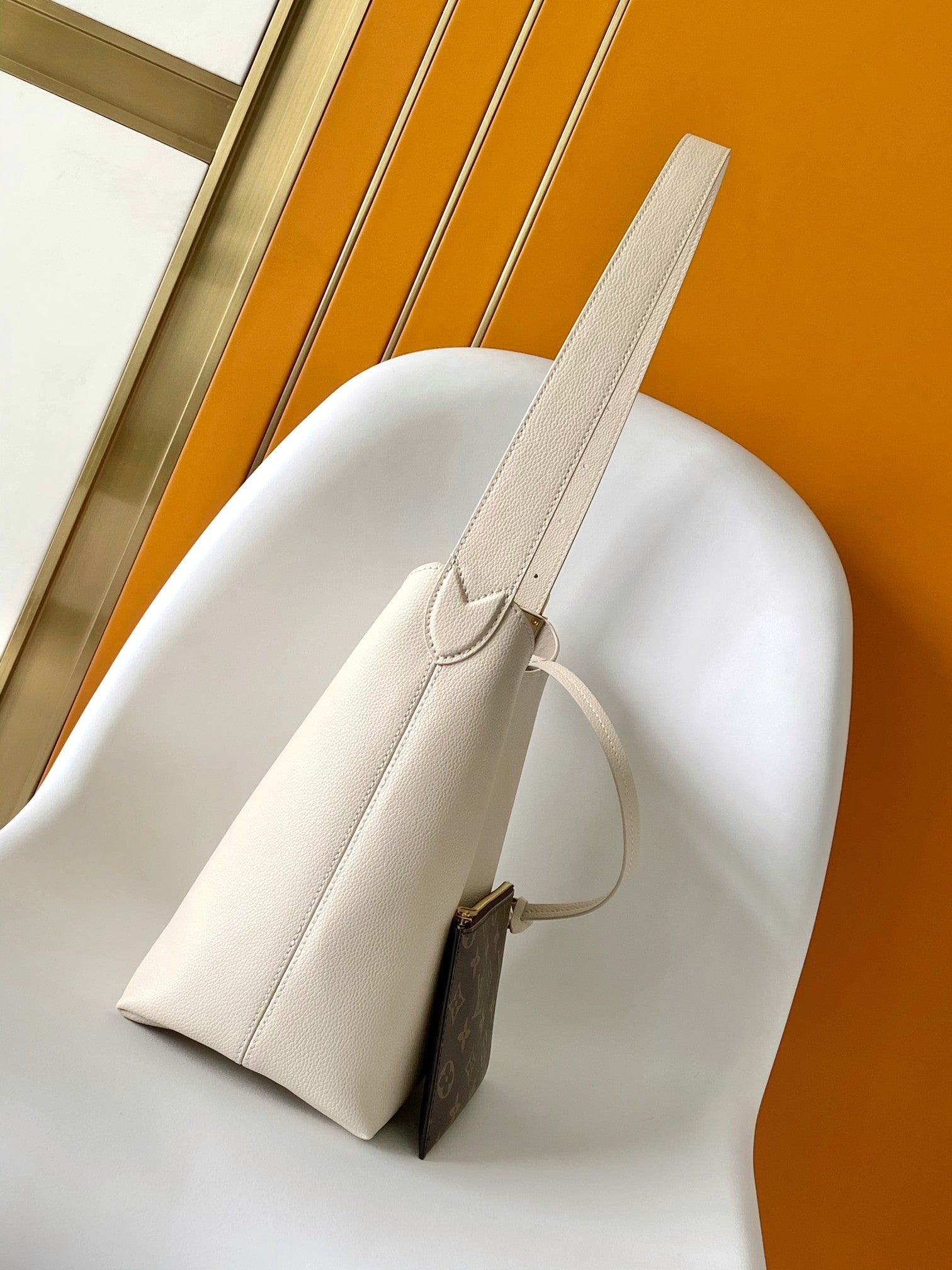 LV 25S LOW KEY HOBO BAG 28 CM IN CREAM WHITE CALFSKIN