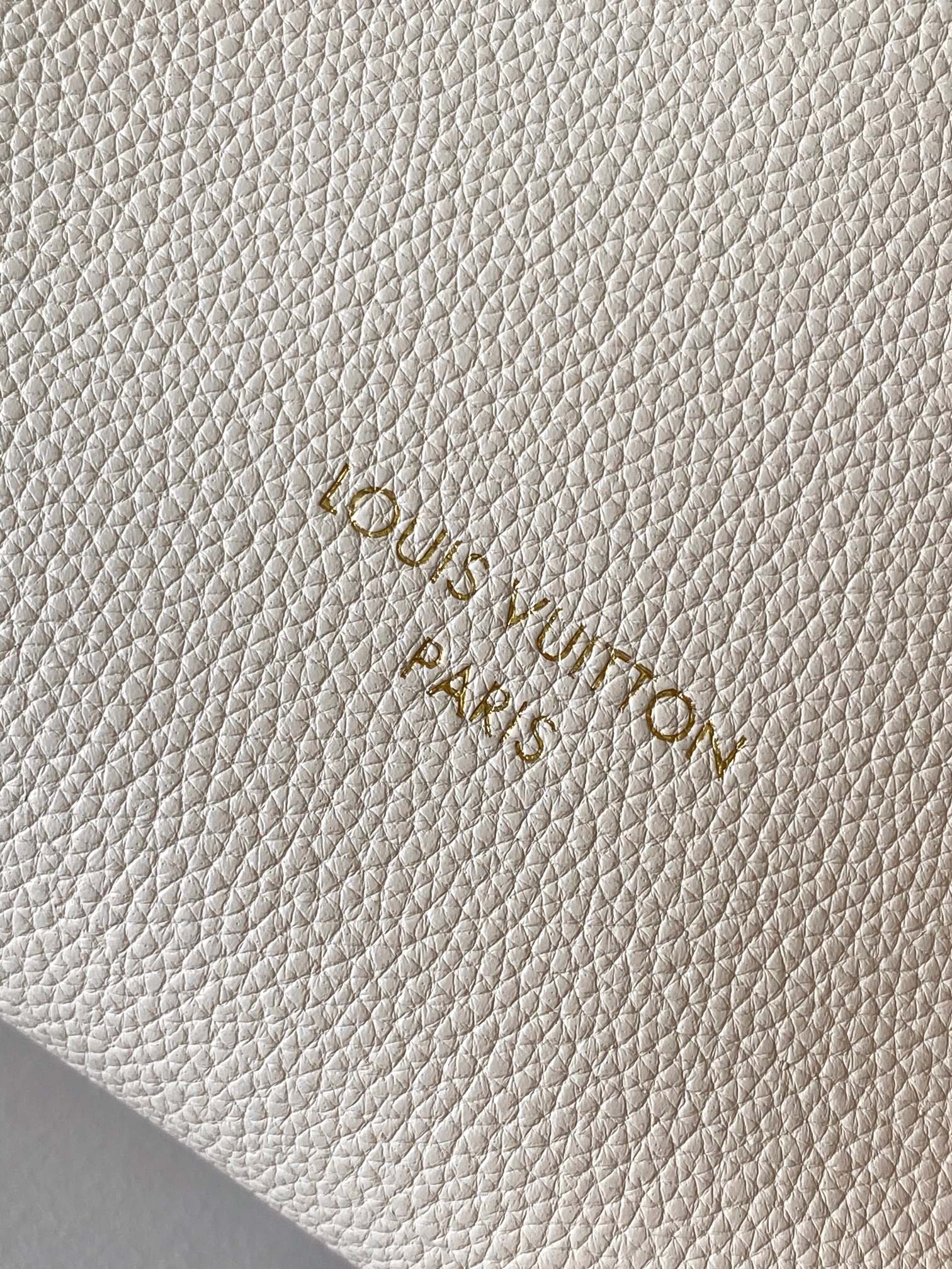 LV 25S LOW KEY HOBO BAG 28 CM IN CREAM WHITE CALFSKIN